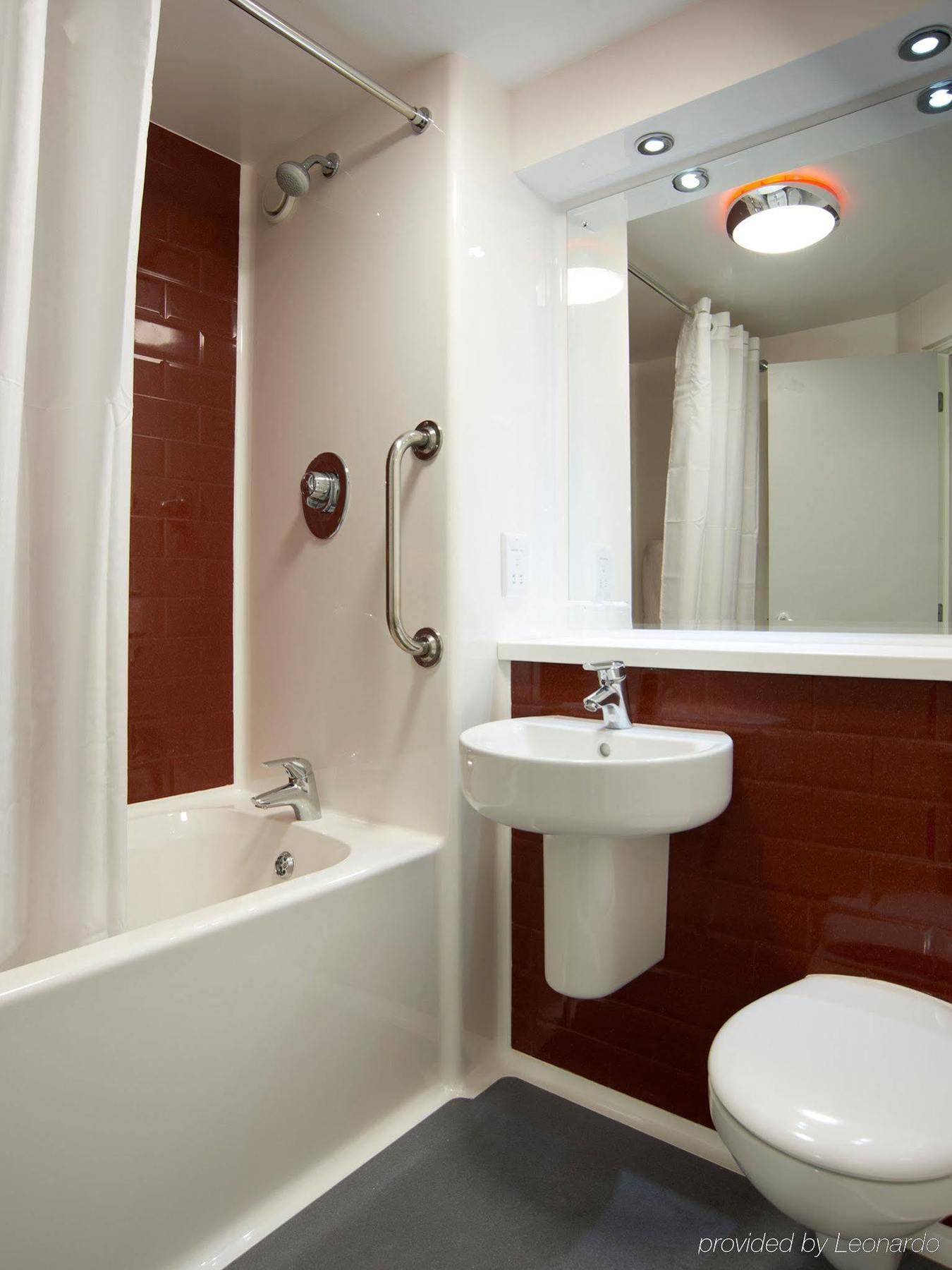 Travelodge London Ealing Eksteriør billede
