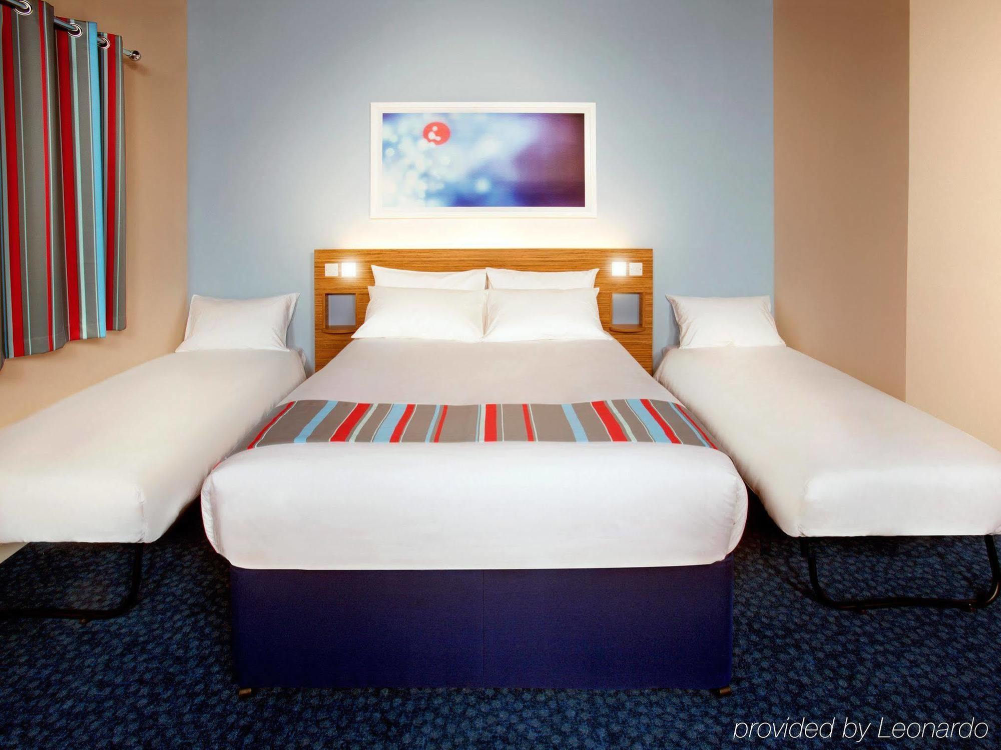 Travelodge London Ealing Eksteriør billede