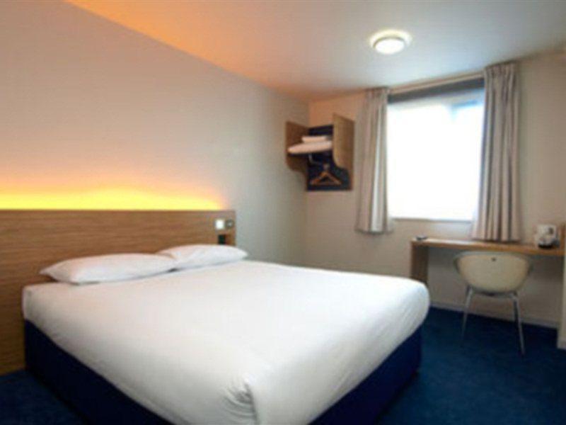 Travelodge London Ealing Eksteriør billede